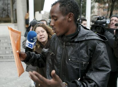 Alemayehu Bezabeh, al salir de declarar del juzgado como testigo de la Operación Galgo, el pasado día 20, intenta evitar a los periodistas.