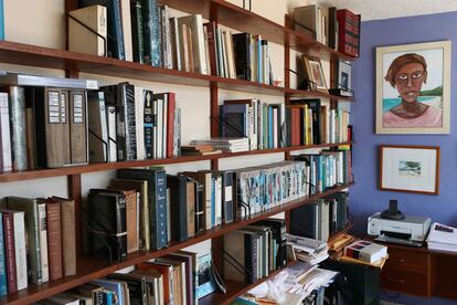 En su estudio, Edgardo Rodríguez Juliá siempre tiene el diccionario a mano y un cuadro de Rafael Ferrer cerca.