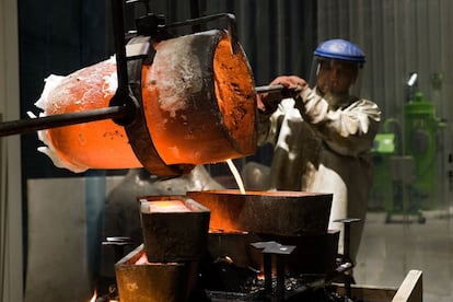 El bronce fundido alcanza una temperatura de más de 1.200 grados centígrados. Un oficio que apenas ha evolucionado desde los romanos, porque ofrece un técnica tan perfecta que consigue la imperfección que busca el artista.