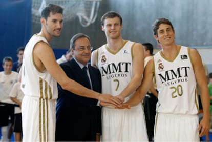 Rudy Fernández, Martinas Pocius y Jaycee Carroll en su presentación como jugadores del Real Madrid de baloncesto junto a Florentino Pérez.