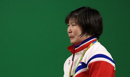 Jong Sim Rim

La levantadora norcoreana en el podio tras ganar la medalla de oro en la categoría femenina de -75kg. Sim Rim fue capaz de levantar hasta tres veces su propio peso.