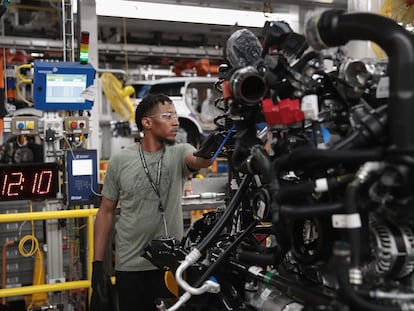 Trabajador en una planta productora de Ford en Chicago, Illinois, el 24 de junio de 2019.