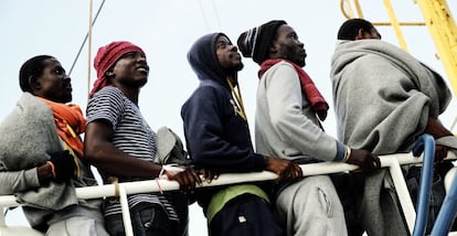 Tras días de navegación, los 256 migrantes rescatados por MSF observan a lo lejos la costa siciliana, en Italia. "¡Estoy muy feliz!", espeta Ero, un joven nigeriano de 20 años que ansía llegar a Sevilla, donde tiene algún amigo.