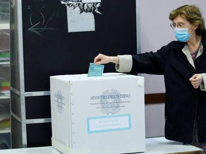 Una mujer votando este domingo en Roma.