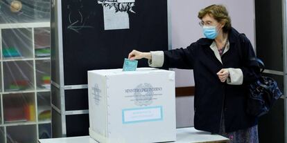 Una mujer votando este domingo en Roma.