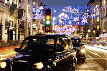 En Londres, los planes se multiplican: bailar en un club o hacer un crucero por el Támesis. En la foto, la decoración navideña del año pasado en Regent Street.