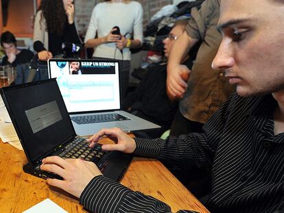 Miembros de uno de los grupos de <i>hackers</i> que apoyan al portal de filtraciones Wikileaks, en Lille (Francia).