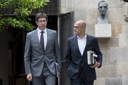 El conseller de Justícia, Carles Mundó, a l'esquerra, i el d'Afers Exteriors, Raül Romeva, dimarts al Palau de la Generalitat.