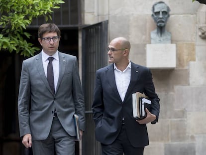 El conseller de Justícia, Carles Mundó, a l'esquerra, i el d'Afers Exteriors, Raül Romeva, dimarts al Palau de la Generalitat.