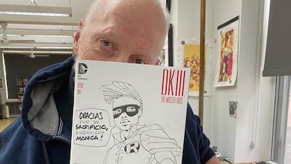 Frank Miller con el dibujo dedicado a Mónica Elvira, en una foto publicada en su cuenta de Instagram.