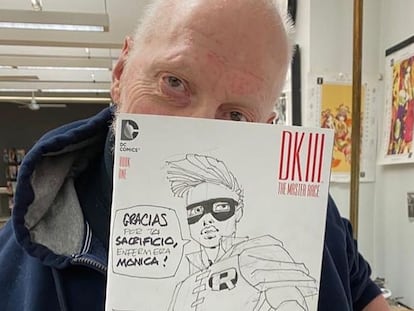 Frank Miller con el dibujo dedicado a Mónica Elvira, en una foto publicada en su cuenta de Instagram.