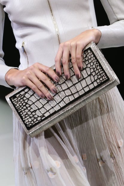 Clutch de Giorgio Armani.