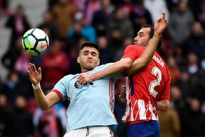 Godín y Maxi Gómez luchan por el esférico.