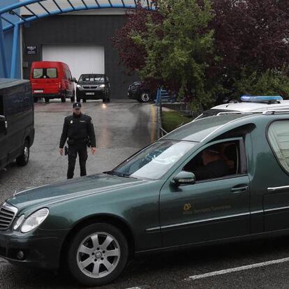 Un coche fúnebre a las puertas del Palacio de Hielo, el centro comercial con pista de patinaje situado en Madrid, que ha sido habilitado como morgue para albergar los restos de personas fallecidas con coronavirus.