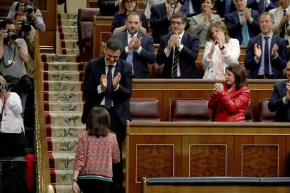 El secretario general del PSOE Pedro Sánchez aplaude a la portavoz parlamentaria del PSOE, Margarita Robles, tras su intervención.