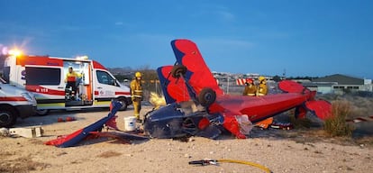 Bomberos y ambulancias del 112 junto al aparato siniestrado.