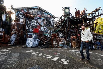 Un hombre pasa frente a una de las obras expuestas en el museo La Demeure du Chaos.