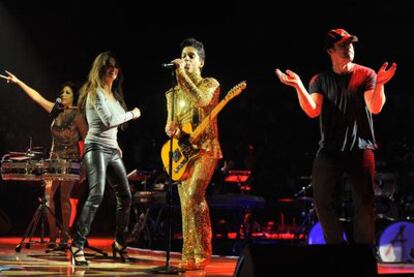 Penélope Cruz y Javier Bardem, en el escenario con Prince.