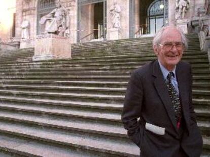 Raymond Carr, ayer por la tarde en las escalinatas de la Biblioteca Nacional.