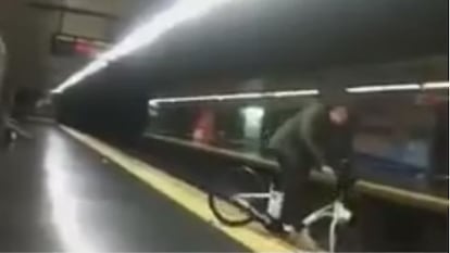 Una captura del vídeo en el momento de la caída.
