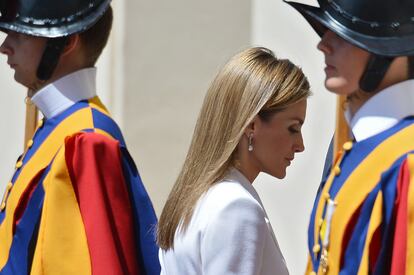 La reina Letizia pasa junto a los miembros de la Guardia Suiza a su llegada al Vaticano.