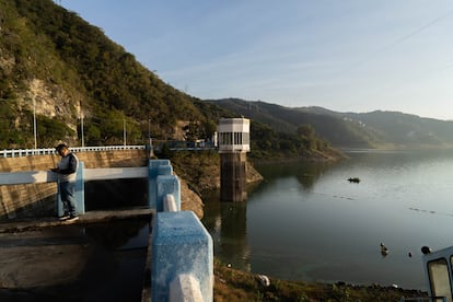 Un trabajador de la CONAGUA en la presa Miguel Alemán, donde empieza el recorrido del agua por el Sistema Cutzamala.