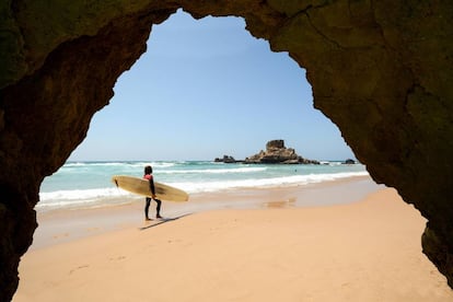 Un surfista en la playa de Castelejo, cerca de Vila do Bispo, en el Algarve portugués.