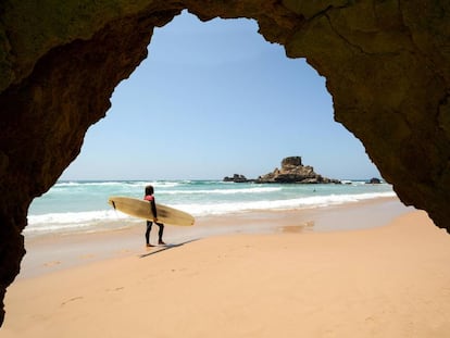 Un surfista en la playa de Castelejo, cerca de Vila do Bispo, en el Algarve portugués. 