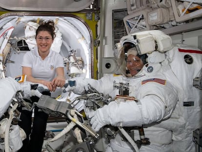Las astronautas Christina Koch (izquierda) y Anne McClain, el pasado 22 de marzo, en la Estación Espacial Internacional.