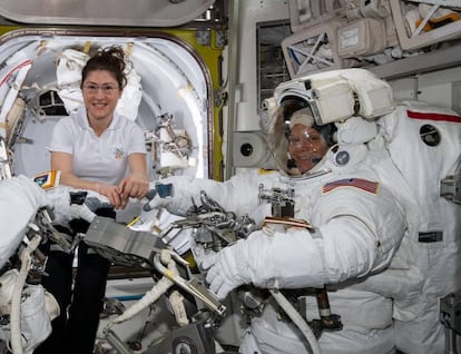 Las astronautas Christina Koch (izquierda) y Anne McClain, el pasado 22 de marzo, en la Estación Espacial Internacional.