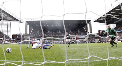 El centrocampista del Queens Park Rangers Jermaine Jenas (a la izquierda, en el suelo) anota el primer gol de su equipo ante el Aston Villa, en un encuentro que se disputó en el Villa Park de Birmingham.