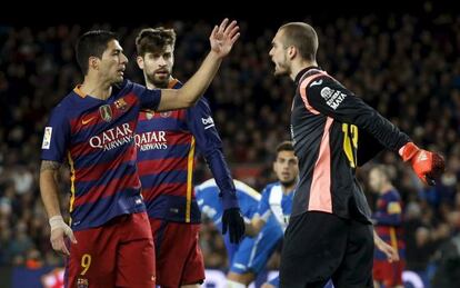 Luis Su&aacute;rez discute con Pau L&oacute;pez en el &uacute;ltimo derbi. 