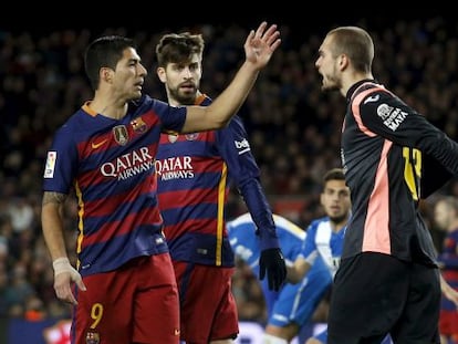 Luis Suárez discute con Pau López en el último derbi.