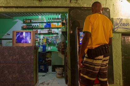 A travessia do pastor é ingrata. A fé de seus seguidores concorre com armas, mulheres, drogas e poder, mas, cedo ou tarde, alguns dos traficantes acabarão procurando ele. As refêrencias a Jesus são comuns nas favelas do Rio.