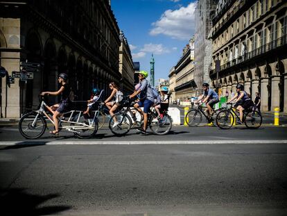 Ciclistas en la Rue de Rivoli de París cortada al tráfico, el pasado mes de mayo.