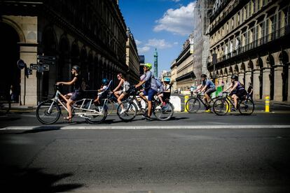 Ciclistas en la Rue de Rivoli de París cortada al tráfico, el pasado mes de mayo.