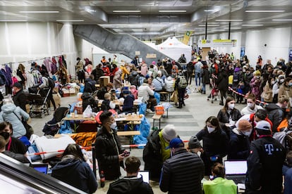 La estación central de trenes de Berlín se ha convertido en el punto neurálgico de la asistencia a los refugiados que llegan por miles a la capital alemana. 