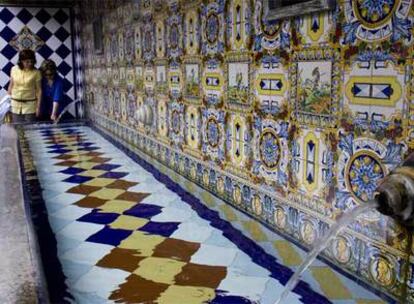 Fuente de azulejos bajo la casa del cura en la plaza del Ayuntamiento de Liétor (Albacete).