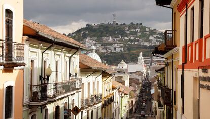 <strong>Qué ver y saber:</strong> La capital de Ecuador posee un de los centros históricos mejor conservados de América Latina, a pesar del terremoto de 1917, y <a href="https://elviajero.elpais.com/elviajero/2015/11/06/album/1446820515_116989.html" target="_blank">fue uno de los primeros patrimonios protegidos por la Unesco en 1978 y 1979</a>. Elevada a 2.850 metros de altitud y construida en la falda del volcán Pichincha, destaca la plaza de San Francisco, que preside la ifglesia del mismo nombre. Un teleférico que sube hasta los 4.100 metros de altura permite ver los picos nevados que rodean la capital. A unos 185 kilómetros al sur de la ciudad, se encuentra Tena, uno de los mejores destinos para el descenso de aguas bravas, para unas vacaciones en las que no falte la actividad física. </br><strong>Una habitación doble:</strong> 47,64 euros </br><strong>Un tercio de cerveza:</strong> 3,57 euros