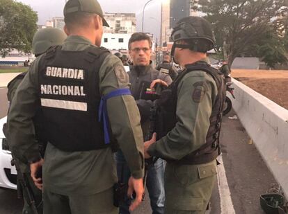 O dirigente opositor venezuelano Leopoldo López confirmou sua saída da detenção domiciliária e explicou que foi "libertado" por "militares à ordem da Constituição", no início do que o presidente da Assembleia Nacional, Juan Guaidó, denominou "Operação Libertem". Na imagem, López junto a um grupo de militares, nesta terça-feira, nas proximidades da base aérea da Carlota, perto de Caracas.