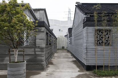 Vista de los diferentes edificios tradicionales chinos de la primera generación de Winsun. En las paredes sin revestimiento se puede apreciar las diferentes capas que la impresora crea con la 'tinta' de cemento.