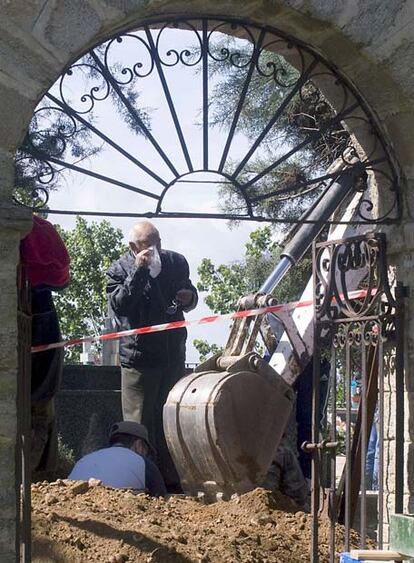 Un familiar de uno de los ocho fusilados y enterrados en dos fosas comunes en el cementerio de Santa Marta de Tera (de tan sólo 300 habitantes) se emociona al ver los trabajos de exhumación. Estas personas murieron en agosto y octubre de 1936.