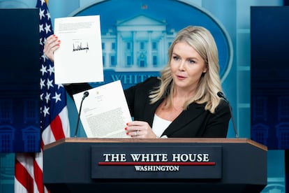 La portavoz de la Casa Blanca, Karoline Leavitt, muestra una de las cartas enviadas por Trump, este lunes en una comparecencia ante la prensa.