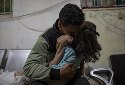 Un padre sostiene el cuerpo de su hija muerta el viernes en un bombardeo israelí contra el campo de refugiados de Rafah, al sur de la franja de Gaza.