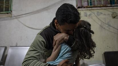 Un padre sostiene el cuerpo de su hija muerta el viernes en un bombardeo israelí contra el campo de refugiados de Rafah, al sur de la franja de Gaza.