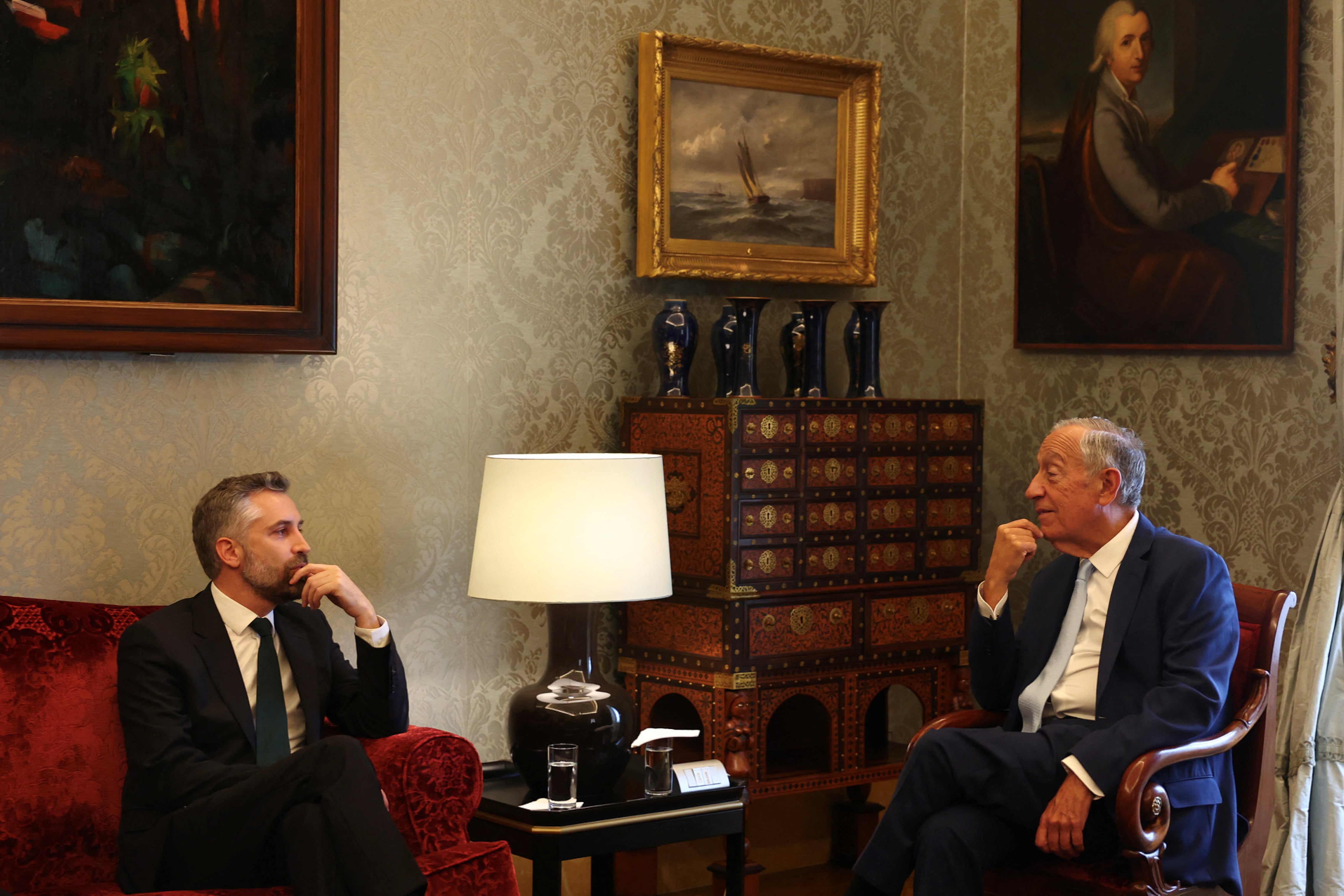El presidente de Portugal, Marcelo Rebelo de Sousa (derecha), durante la entrevista de este martes con el líder socialista, Pedro Nuno Santos, en el palacio de Belém en Lisboa.