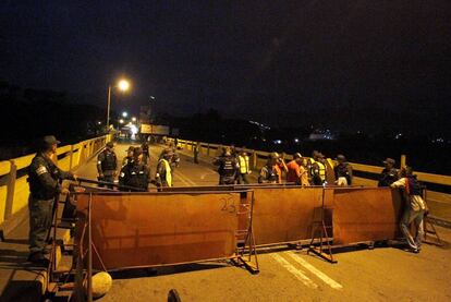 Agentes venezolanos colocan una barrera en la frontera con Colombia.