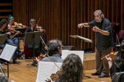 Jordi Savall als assajos de laPassió en una de les sales de L’Auditori.