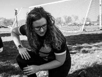 Becky Morales, una maestra de EL en la escuela York, durante un partido
de fútbol estudiantil de fin de semana.