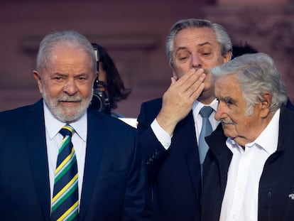 Alberto Fernández (centro) com Lula (à esq) e José Mujica nesta sexta-feira em Buenos Aires.